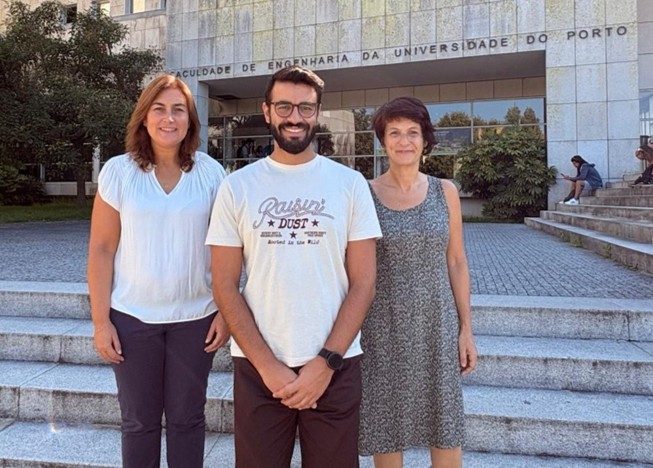 Equipa do projeto PINE-TEX nas escadas em frente à entrada da Faculdade de Engenharia da Universidade do Porto